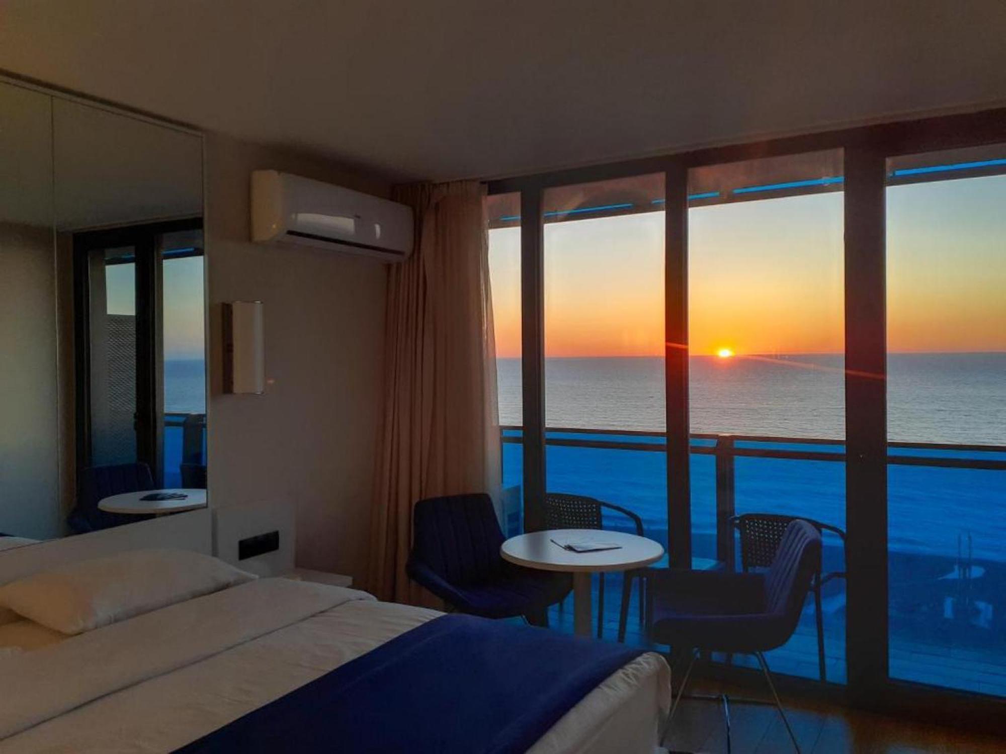 Delux Sea View Aparthotel In Orbi City Batumi Kültér fotó