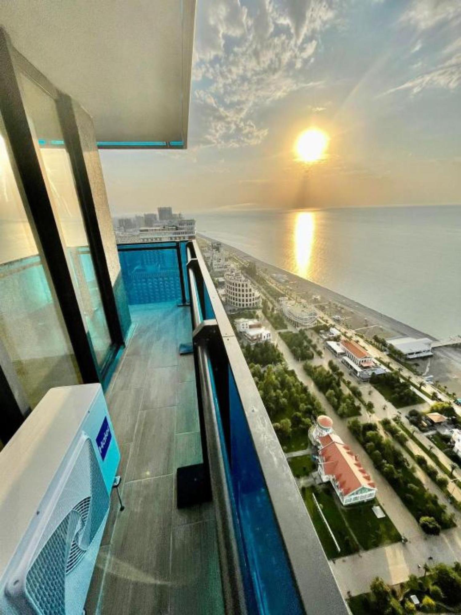 Delux Sea View Aparthotel In Orbi City Batumi Kültér fotó